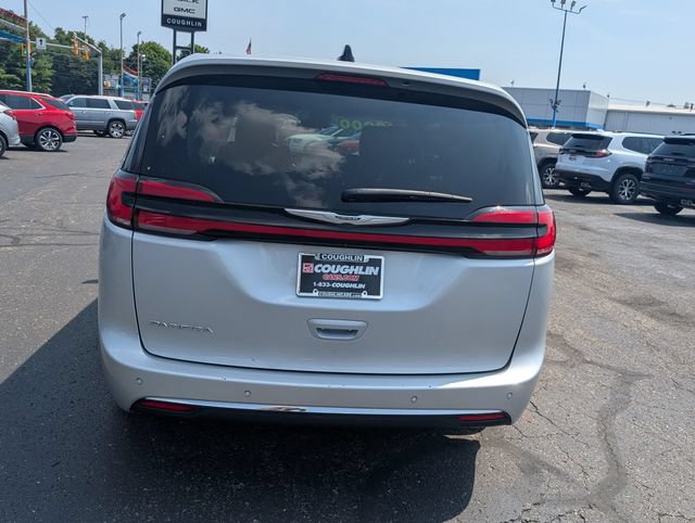 Used 2024 Chrysler Pacifica Touring-L FWD image 6