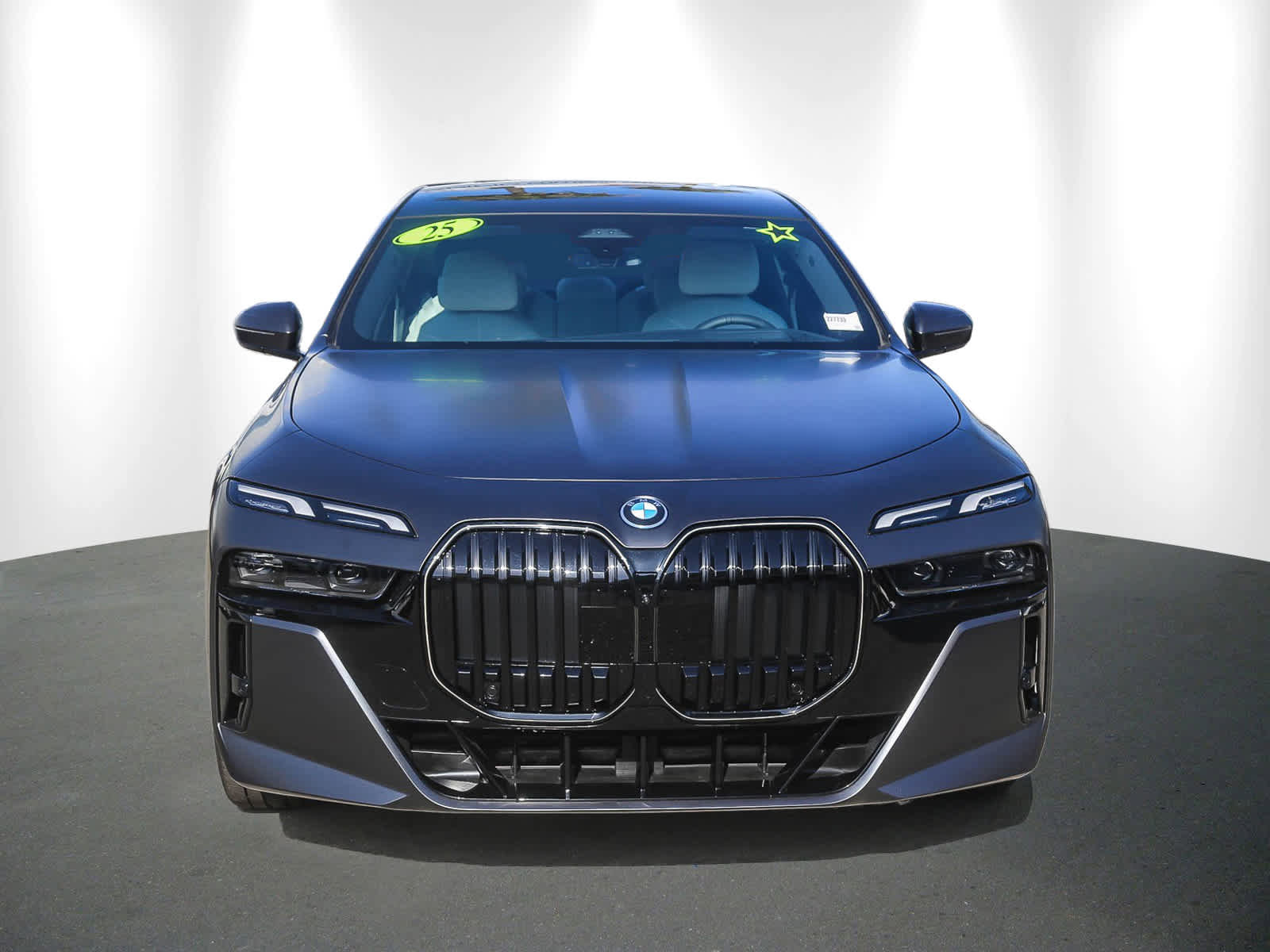 Used 2025 BMW i7 xDrive60 w/ Premium Package image 2