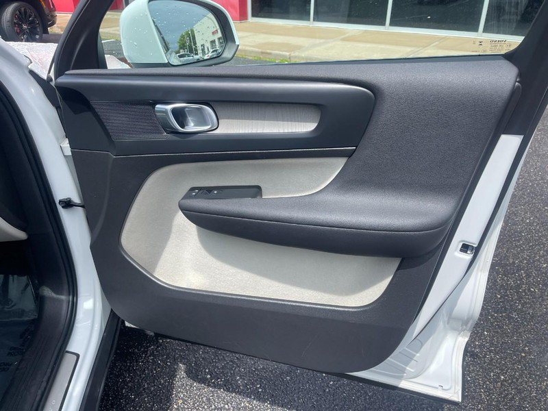 Used 2023 Volvo XC40 B5 Plus AWD/4WD image 13