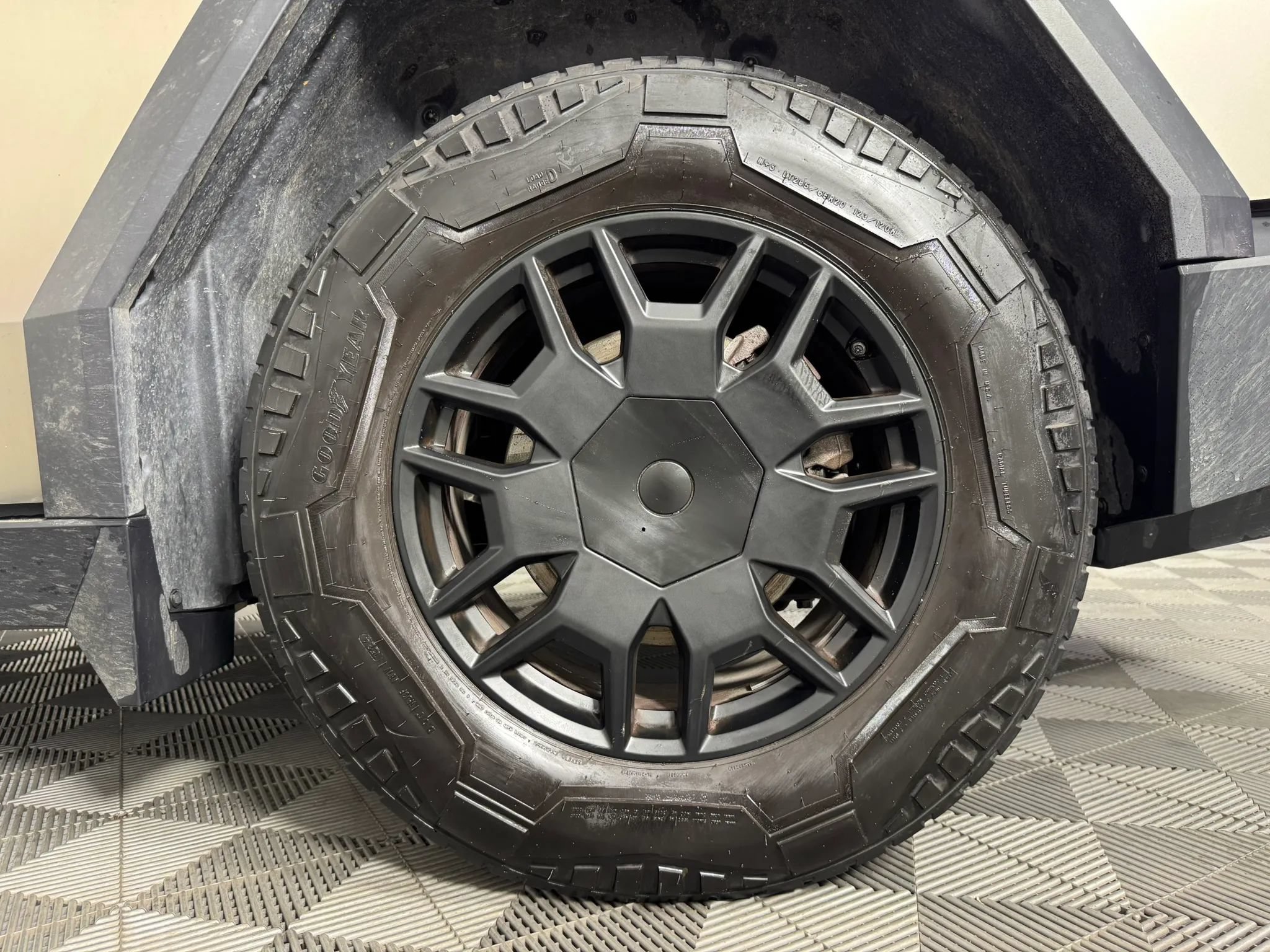 Used 2024 Tesla Cybertruck AWD Crew Cab image 42
