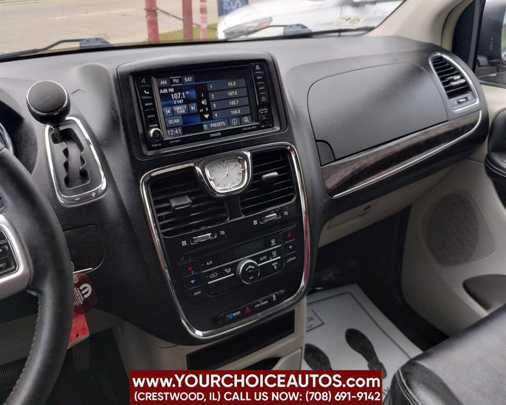 Used 2015 Chrysler Town & Country Touring image 30