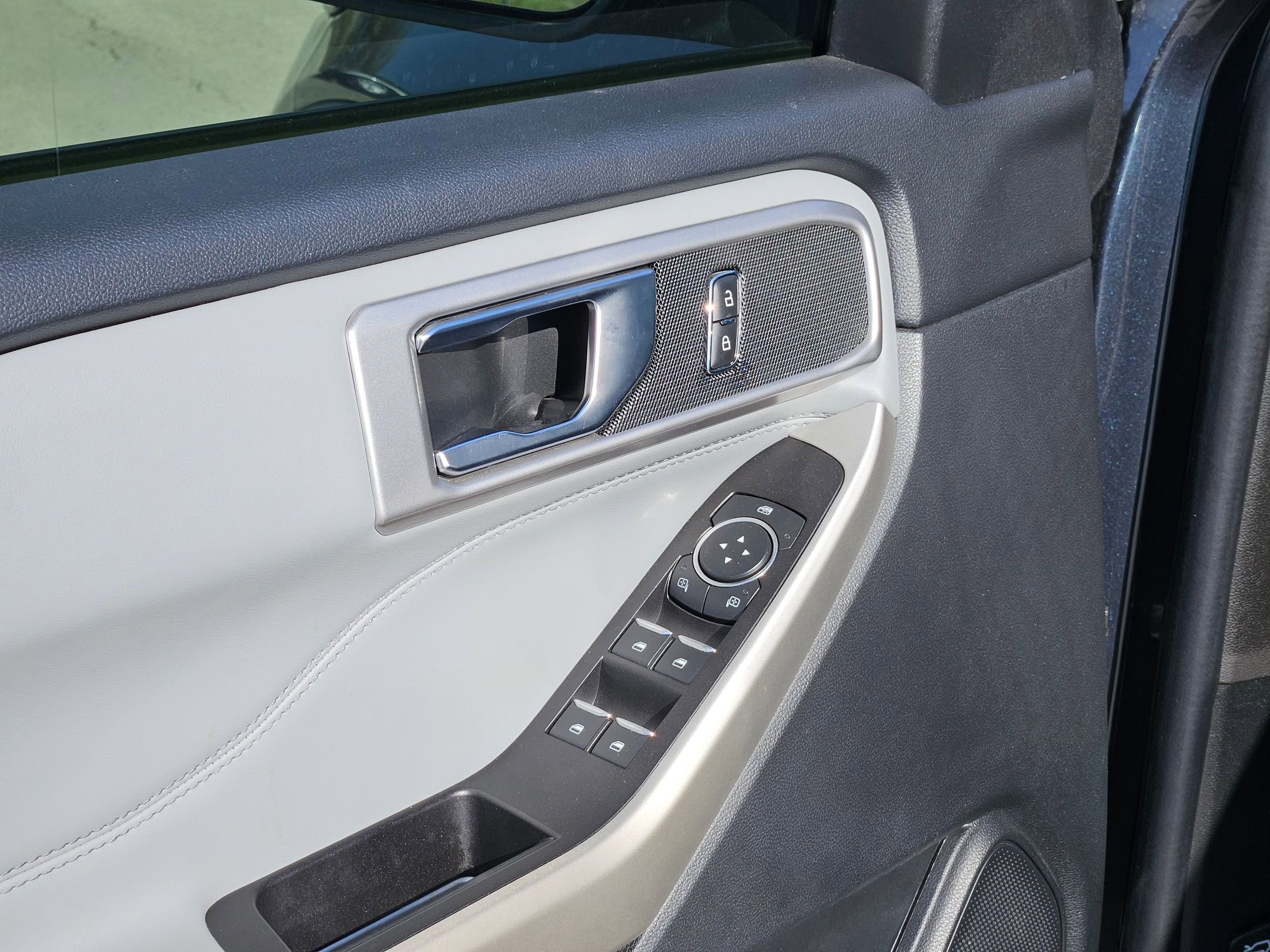 Used 2022 Ford Explorer XLT w/ Equipment Group 202A image 12