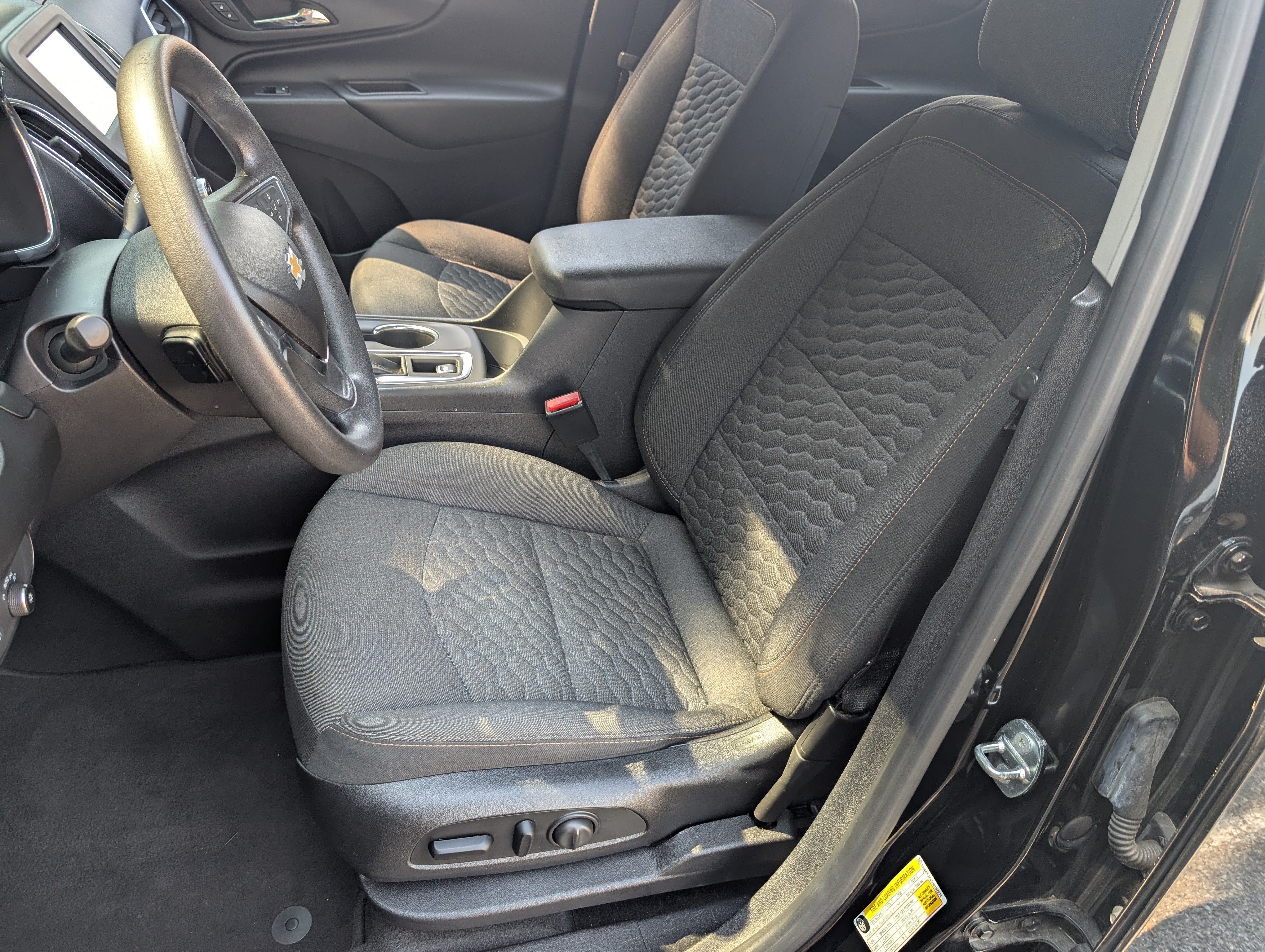 Used 2018 Chevrolet Equinox LT FWD image 16