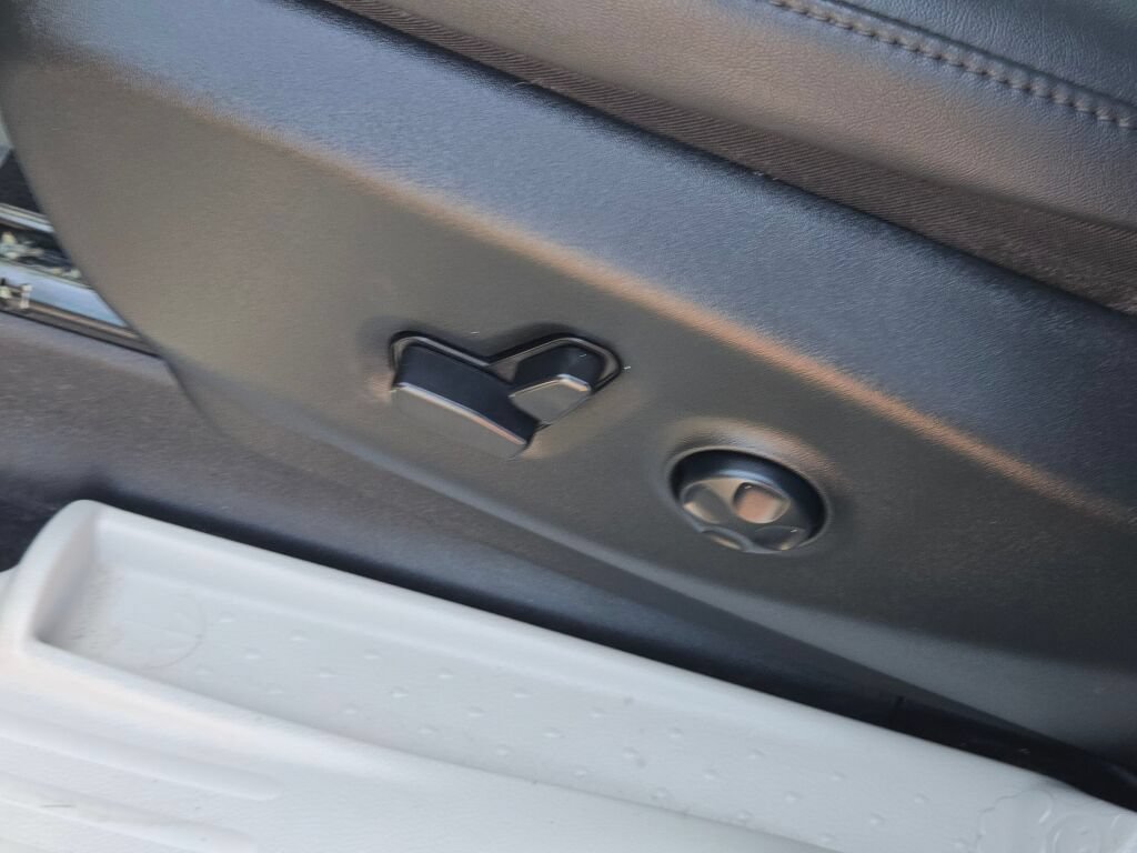 Certified 2024 Chrysler Pacifica Touring-L FWD image 28