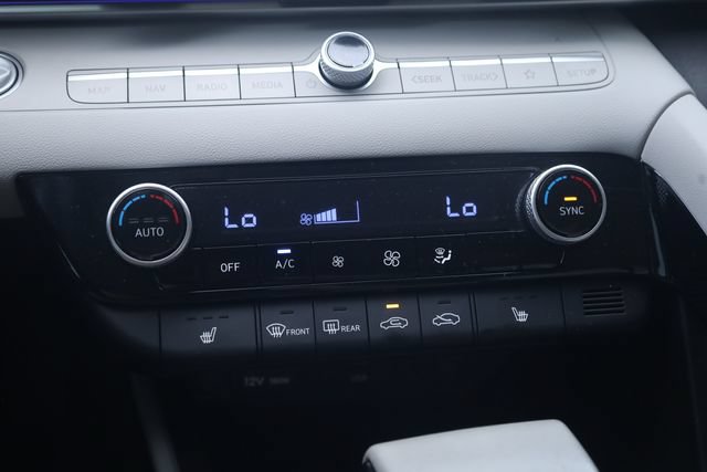Certified 2025 Hyundai Elantra Limited FWD image 19