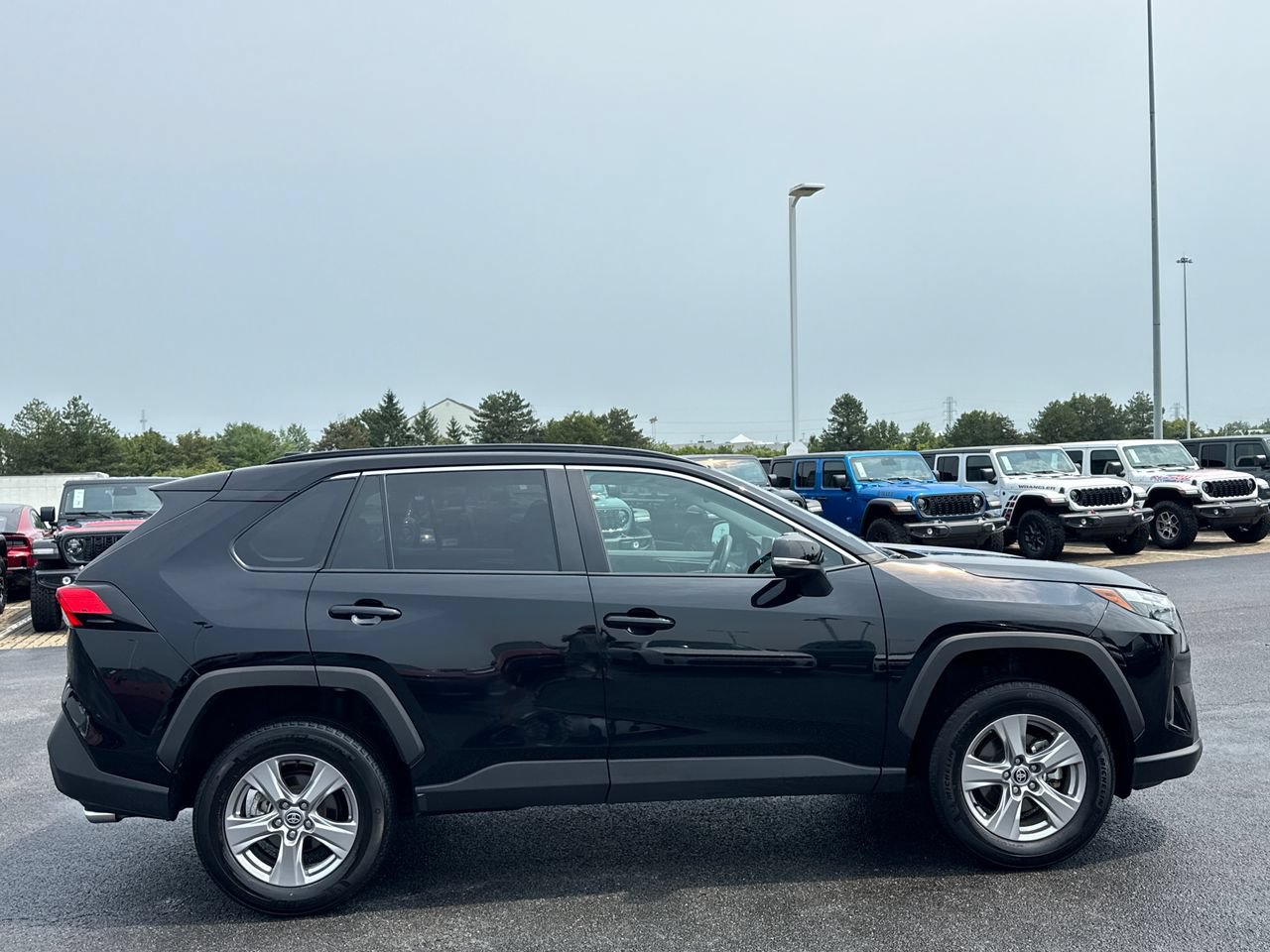 Used 2025 Toyota RAV4 XLE AWD/4WD image 2