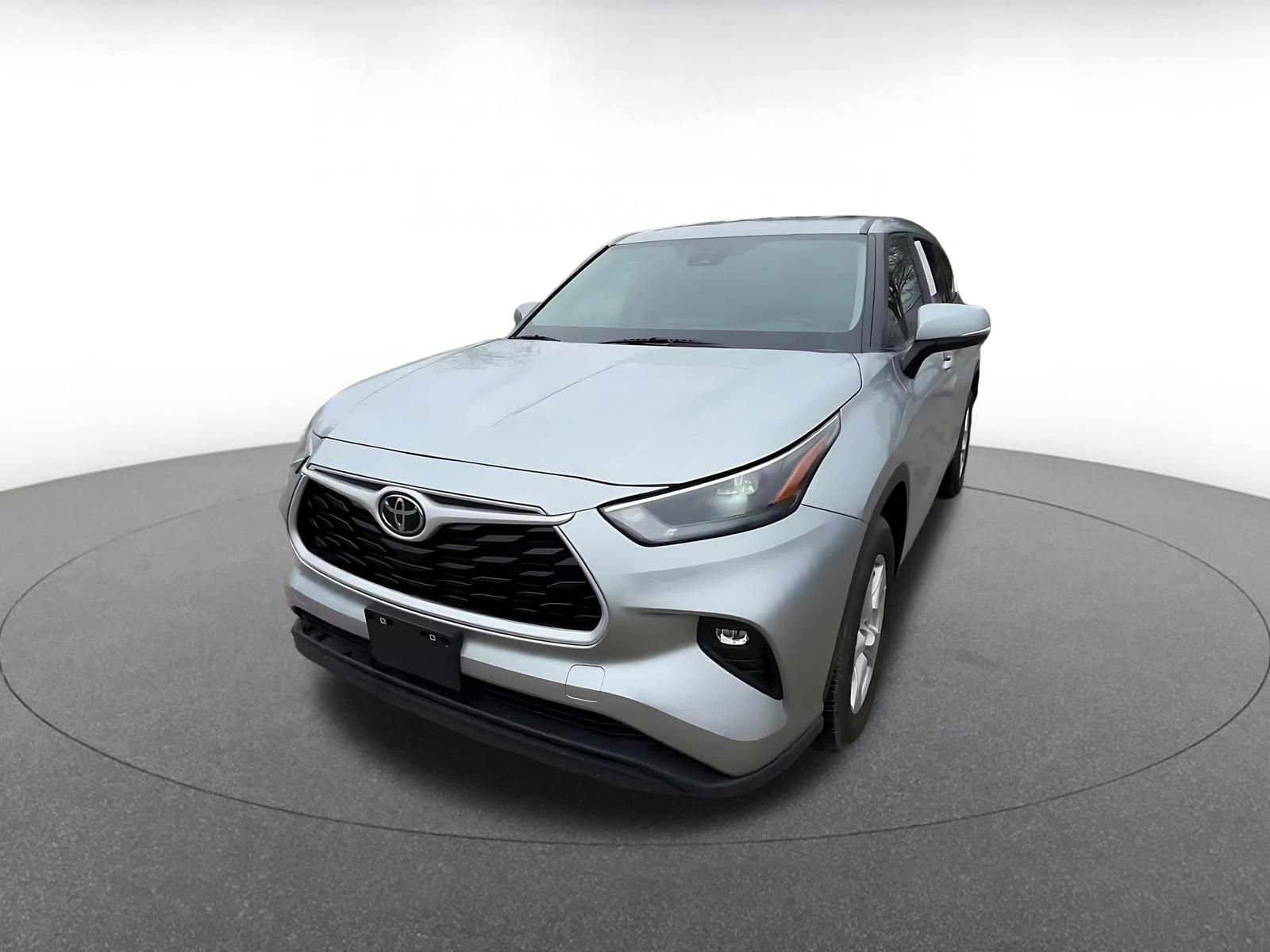 Used 2025 Toyota Highlander LE FWD image 7