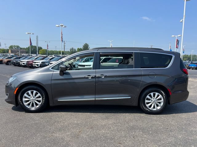 Used 2017 Chrysler Pacifica Touring-L FWD image 4
