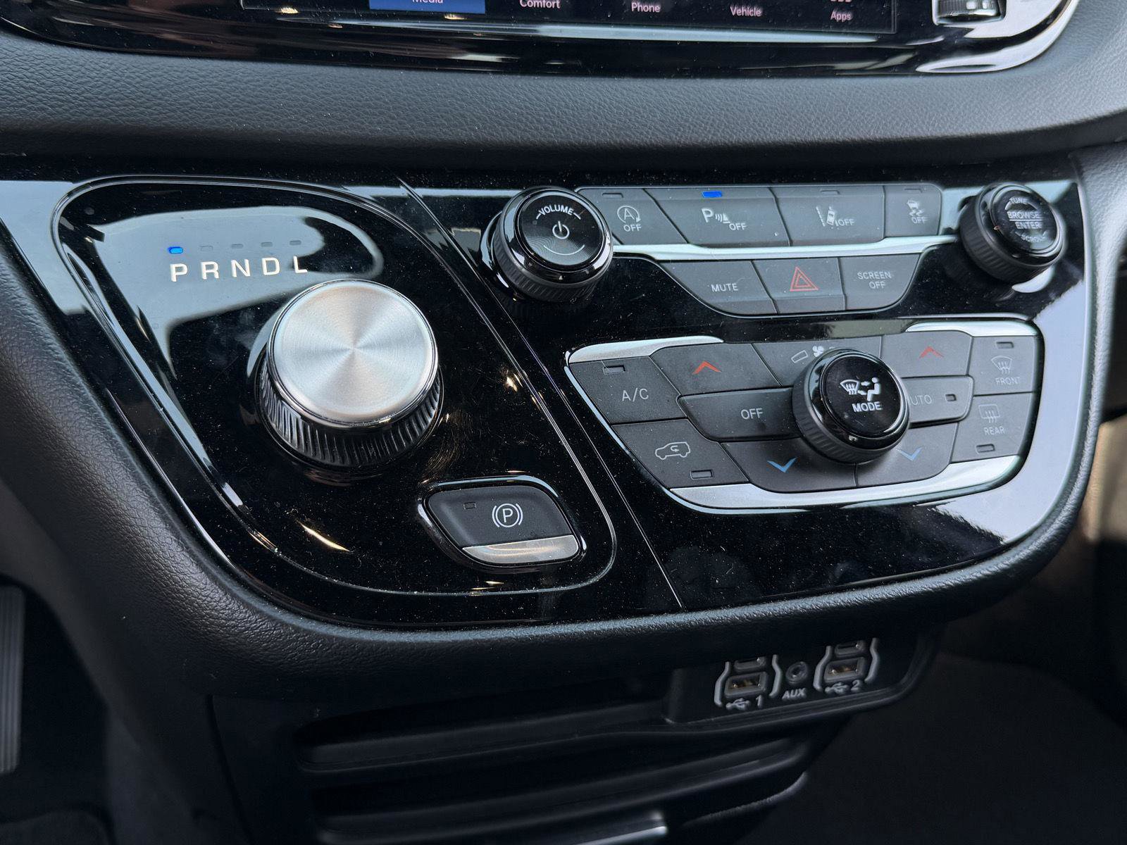 Used 2025 Chrysler Pacifica Select image 13