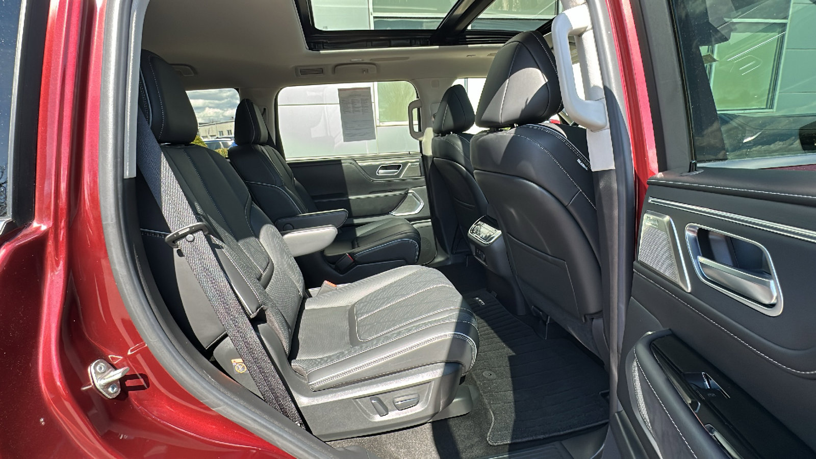 Used 2025 INFINITI QX80 Sensory image 25