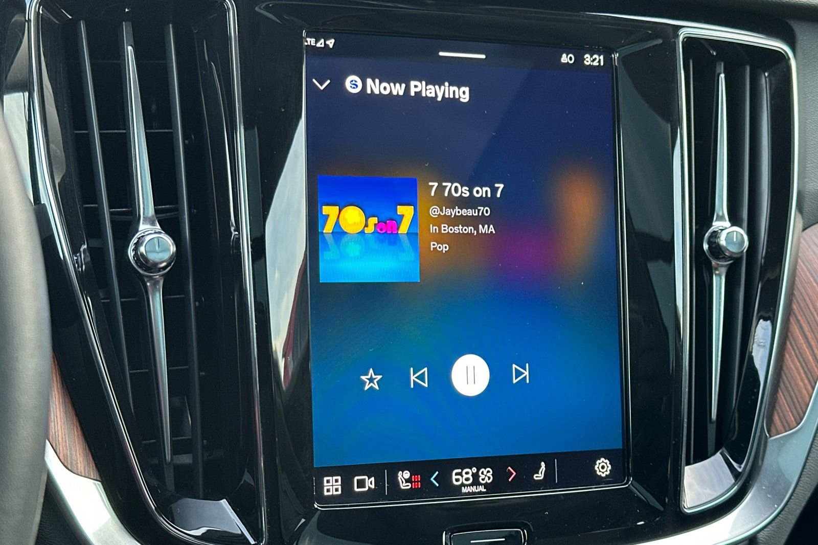 Used 2025 Volvo V60 B5 Cross Country Plus image 19