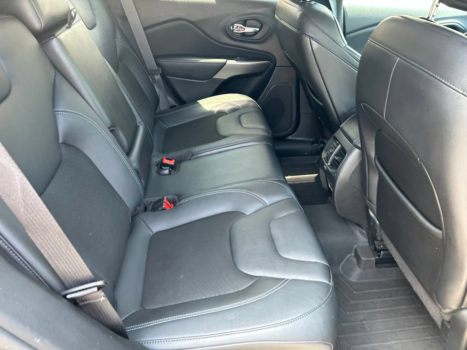 Used 2021 Jeep Cherokee Latitude Plus AWD/4WD image 32