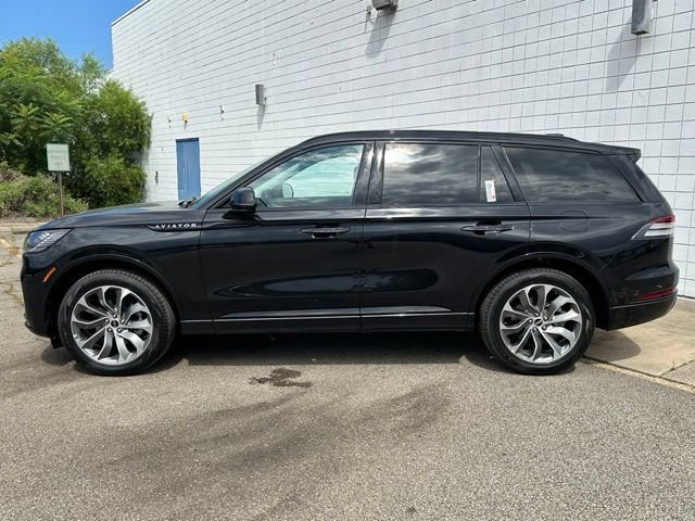 New 2026 Lincoln Aviator AWD image 2
