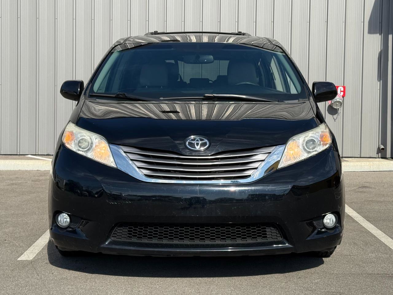 Used 2017 Toyota Sienna XLE w/ XLE Navigation Package image 2