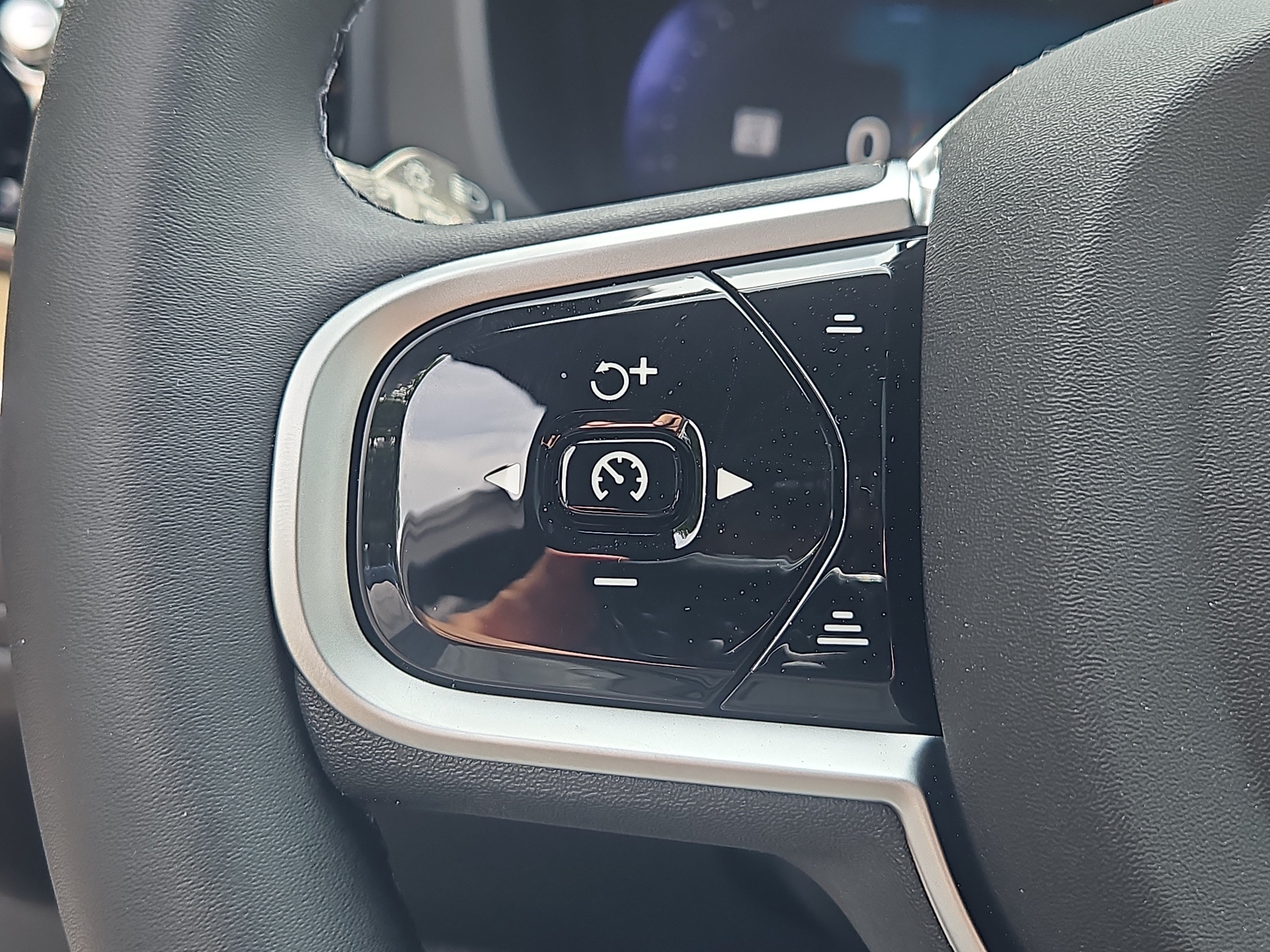 New 2026 Volvo XC60 T8 Plus w/ Protection Package Premier AWD/4WD image 15