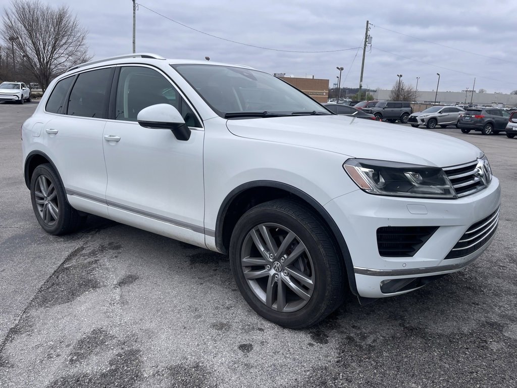 Used 2016 Volkswagen Touareg Sport image 3