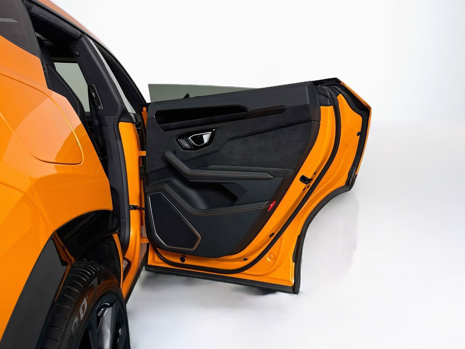 Used 2022 Lamborghini Urus AWD/4WD image 62