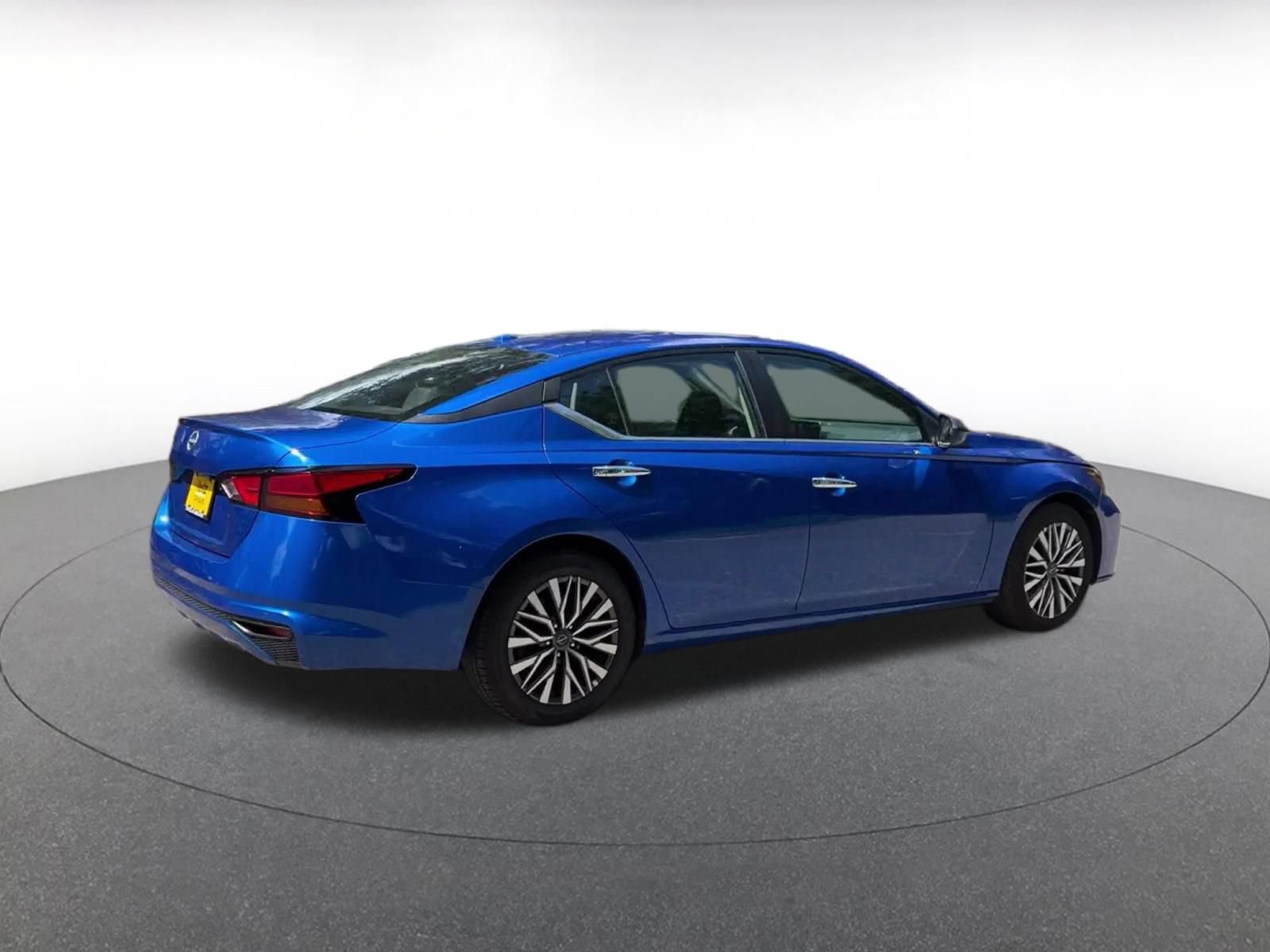 Used 2025 Nissan Altima 2.5 SV FWD image 12