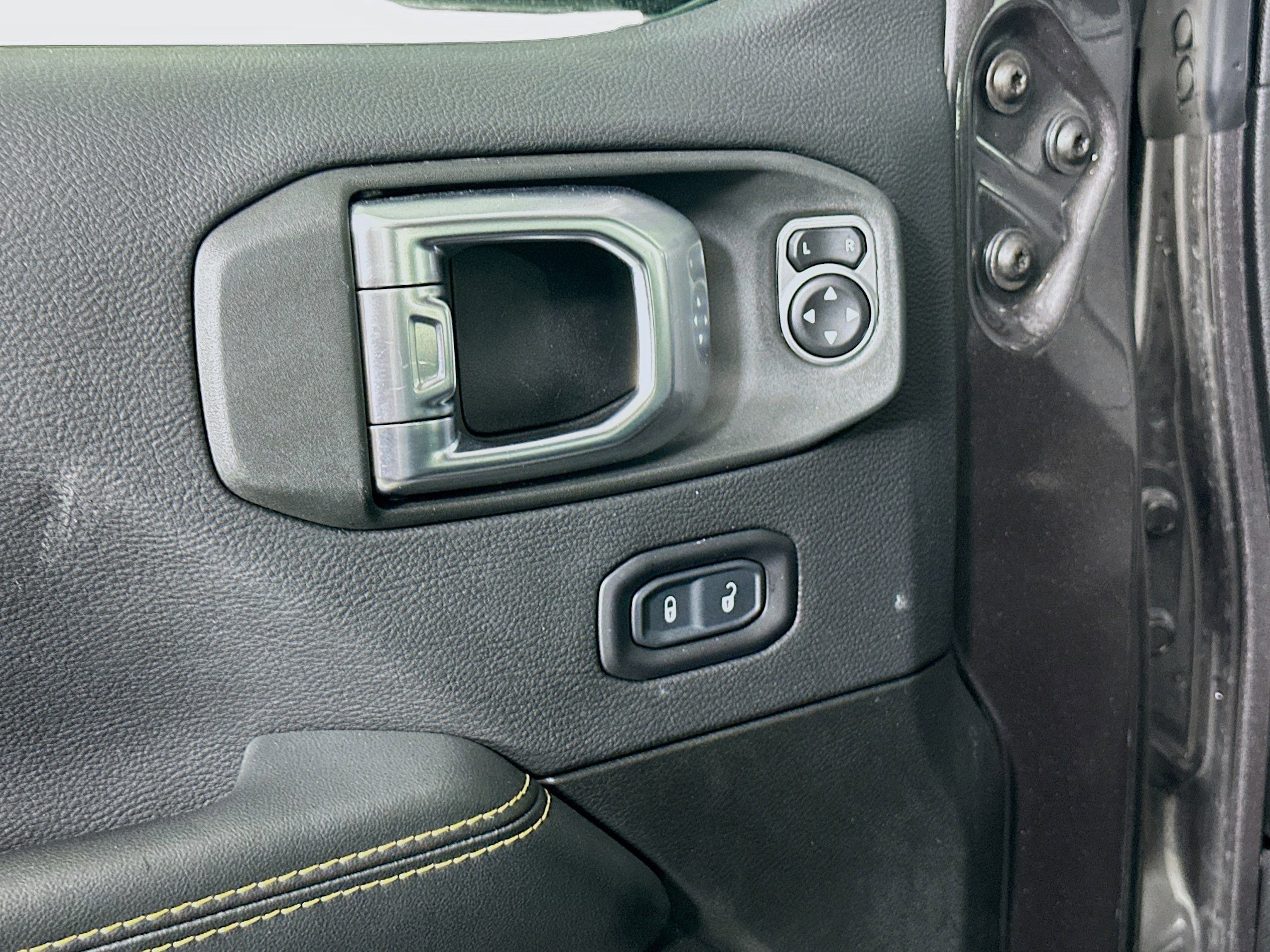 Used 2025 Jeep Wrangler Unlimited Sahara w/ Safety Group AWD/4WD image 15