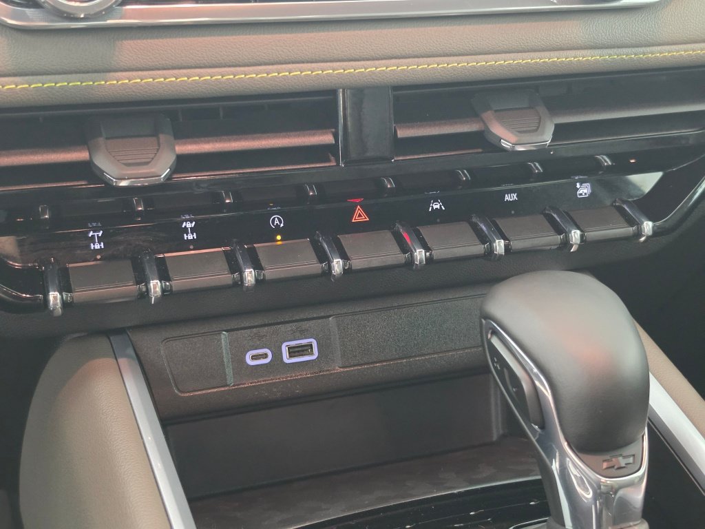 Used 2024 Chevrolet Colorado ZR2 w/ Technology Package AWD/4WD image 19