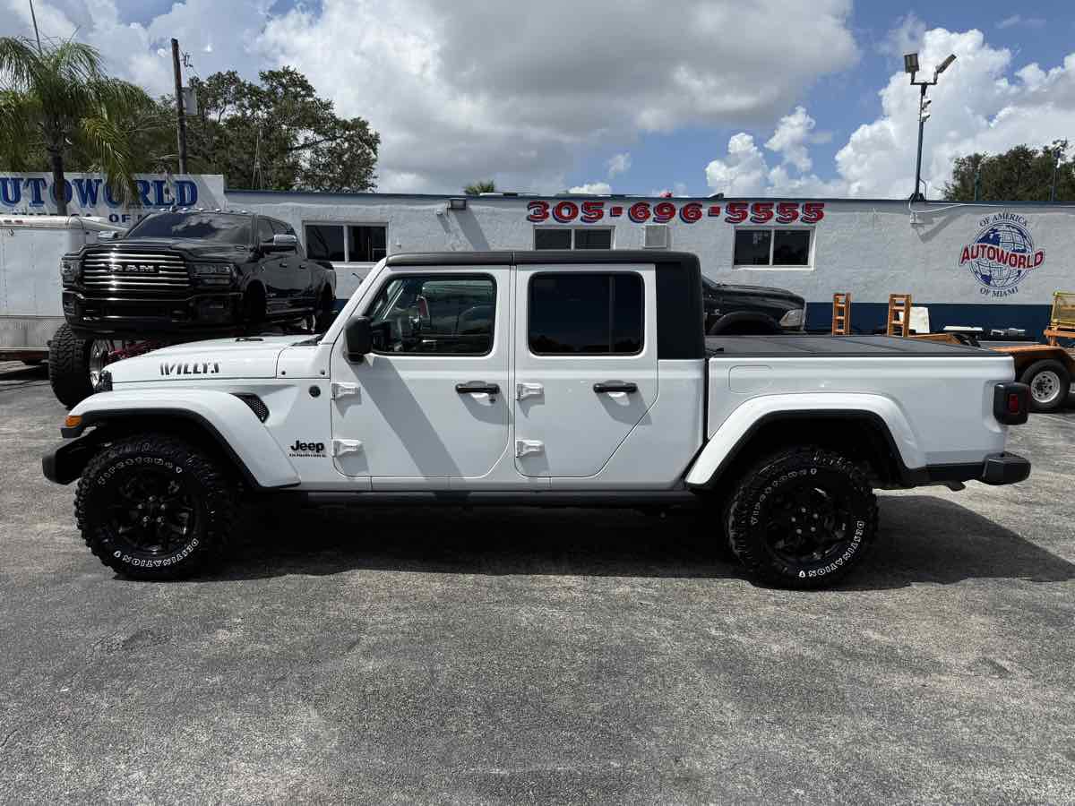 Used 2023 Jeep Gladiator Sport AWD/4WD image 5