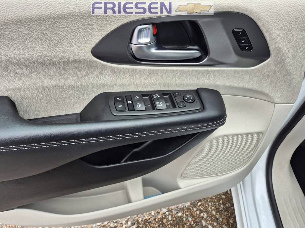 Used 2023 Chrysler Pacifica Touring-L image 11