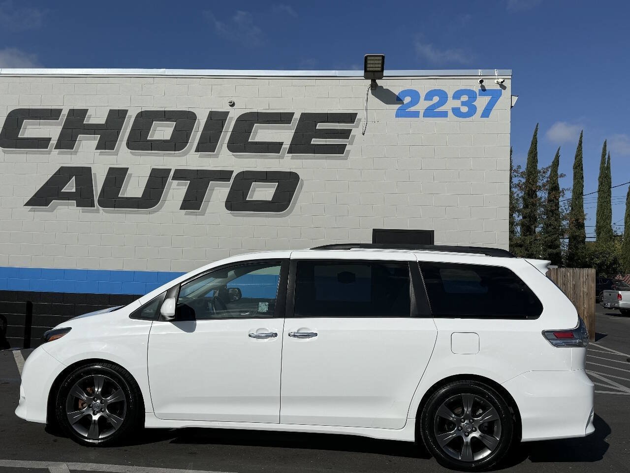 Used 2015 Toyota Sienna SE FWD image 25