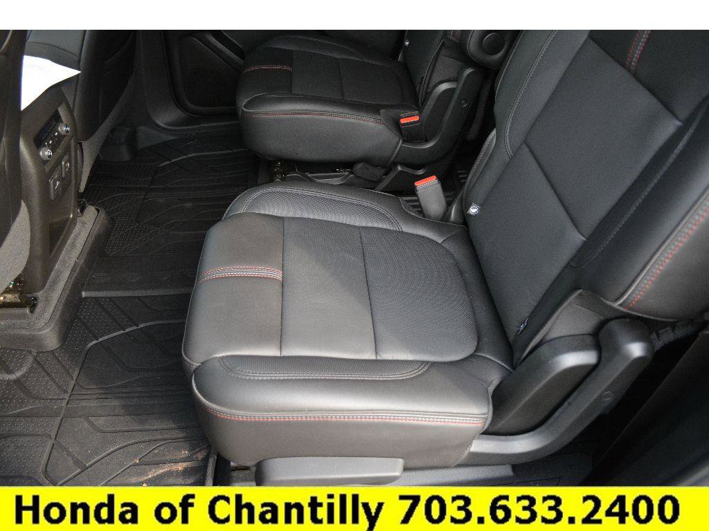 Used 2023 Chevrolet Traverse RS FWD image 28