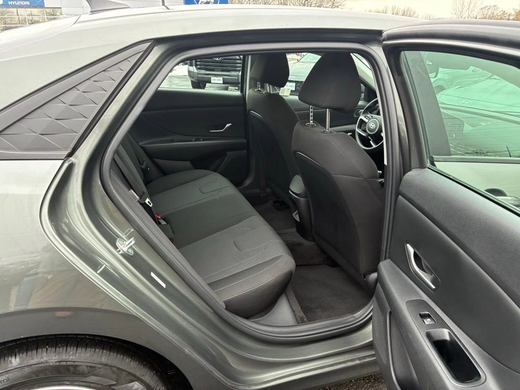 Used 2024 Hyundai Elantra SE image 19