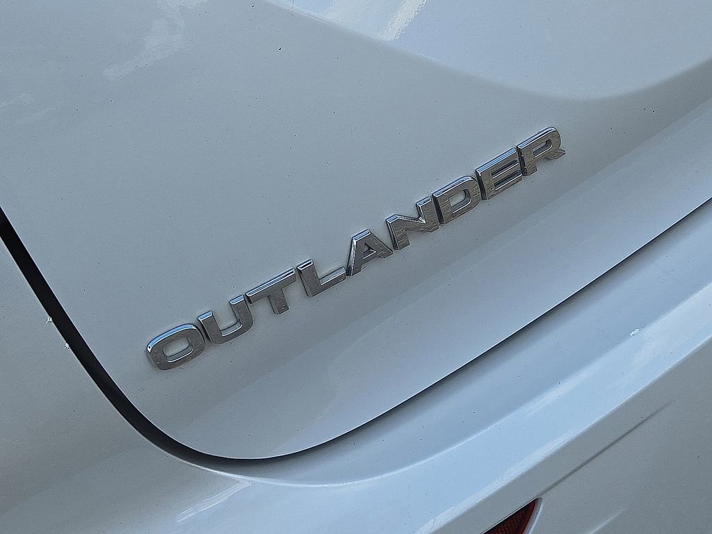 Used 2023 Mitsubishi Outlander SE image 13