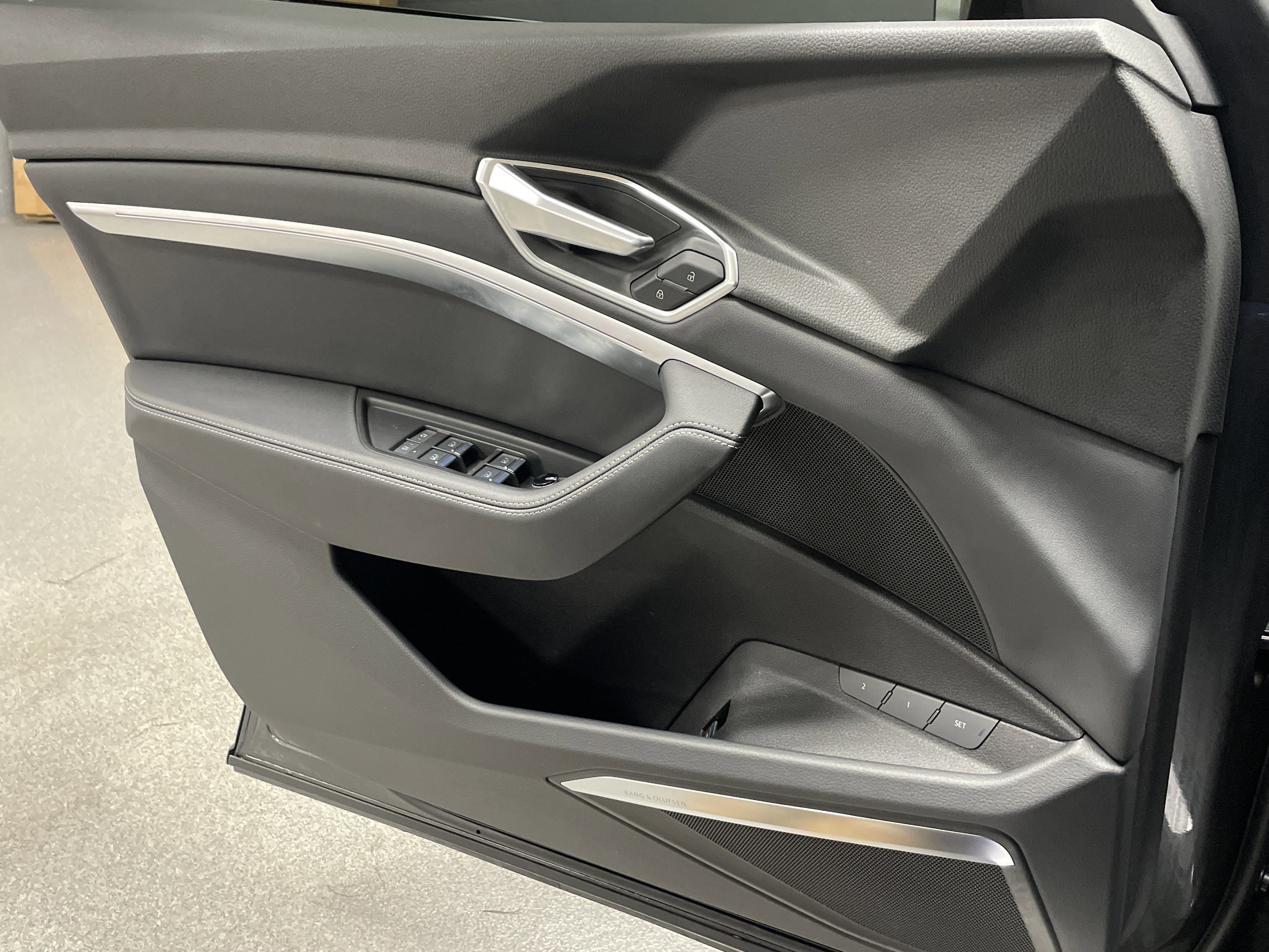 Used 2022 Audi e-tron Premium Plus w/ Premium Plus Package image 14