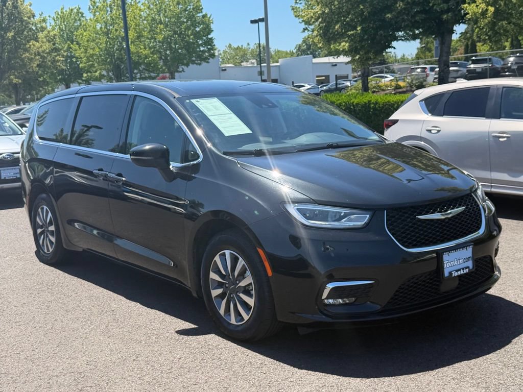 Used 2023 Chrysler Pacifica Touring-L FWD image 2