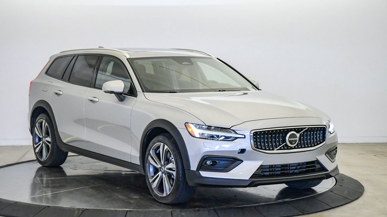 Certified 2025 Volvo V60 B5 Cross Country Plus image 6