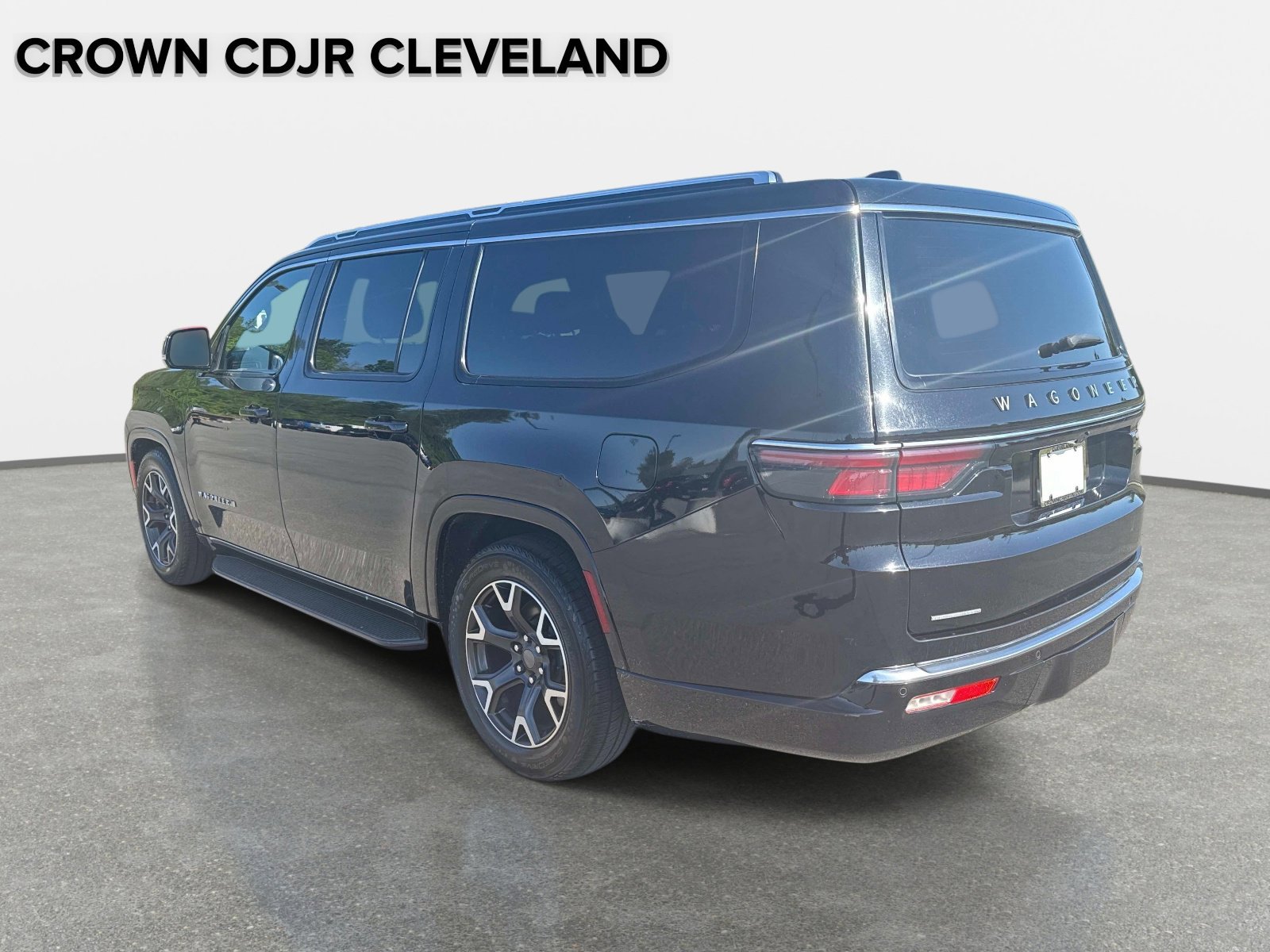Used 2023 Jeep Wagoneer L Series III w/ Preferred Equipment Group AWD/4WD image 7