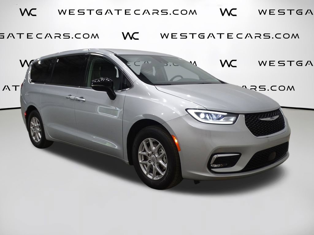 Used 2024 Chrysler Pacifica Touring-L image 45