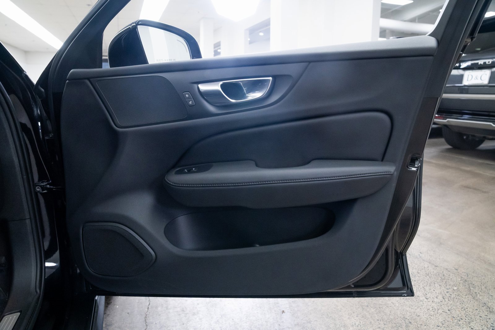 Used 2025 Volvo V60 B5 Cross Country Plus image 23