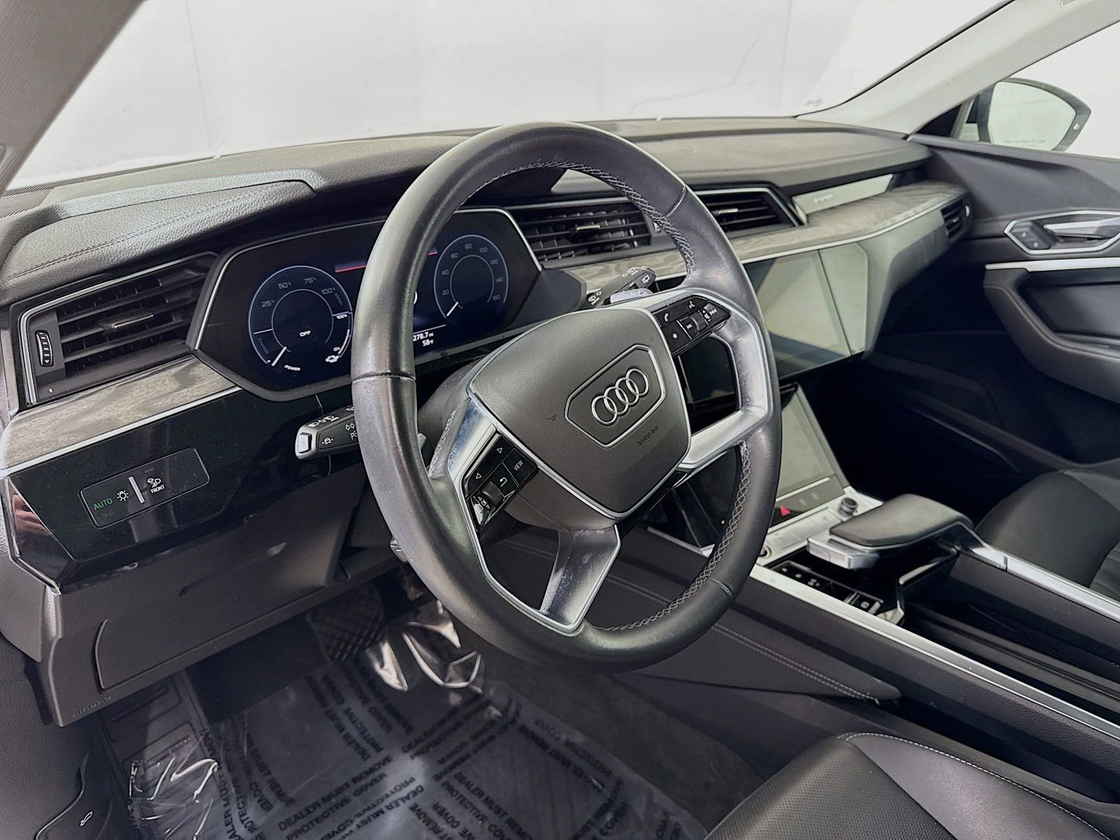 Used 2022 Audi e-tron Premium Plus image 4