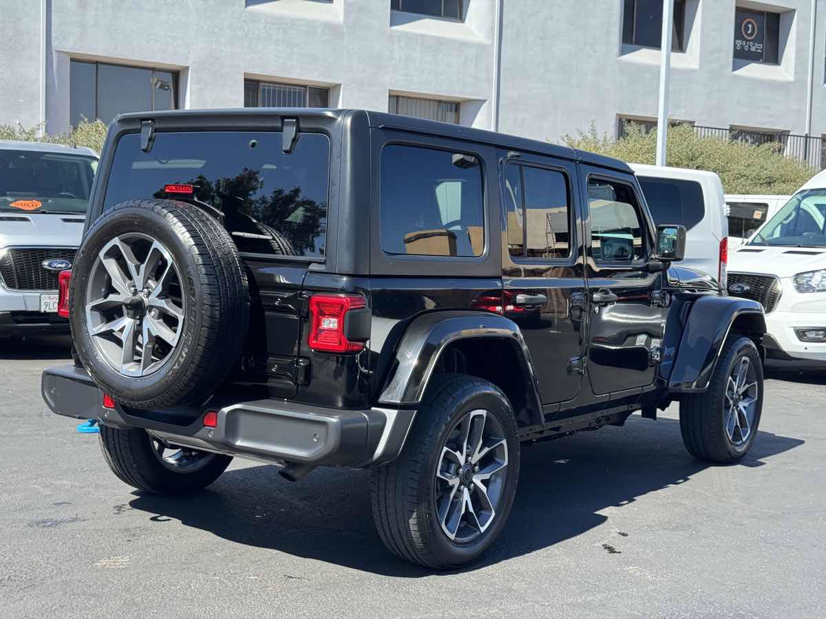 Used 2024 Jeep Wrangler Unlimited w/ Convenience Group AWD/4WD image 13