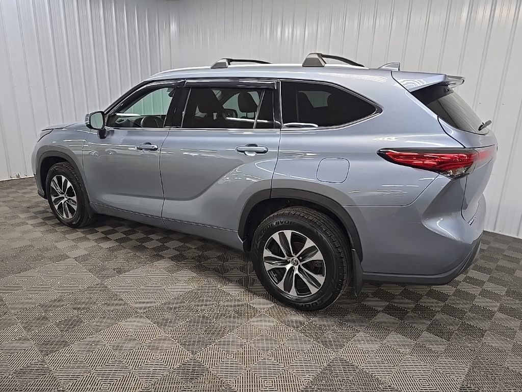 Used 2022 Toyota Highlander XLE AWD/4WD image 4
