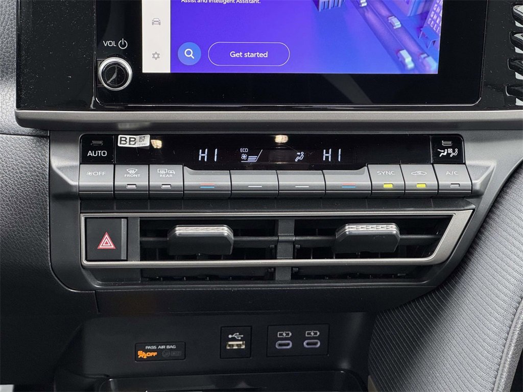 Used 2025 Toyota Camry SE image 5