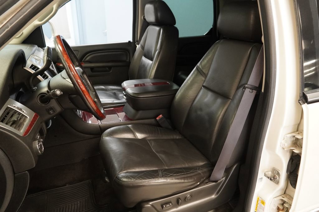 Used 2011 Cadillac Escalade Luxury image 4