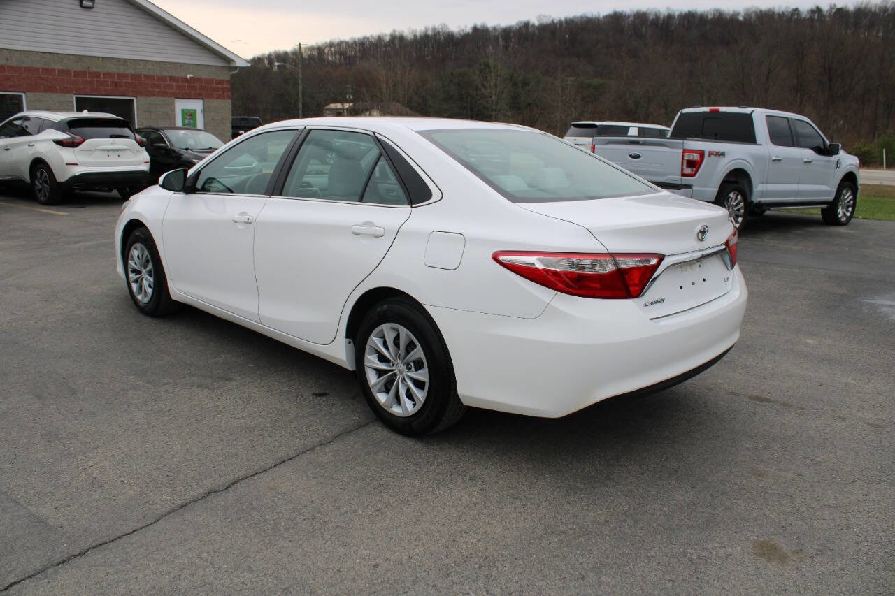 Used 2016 Toyota Camry LE image 3