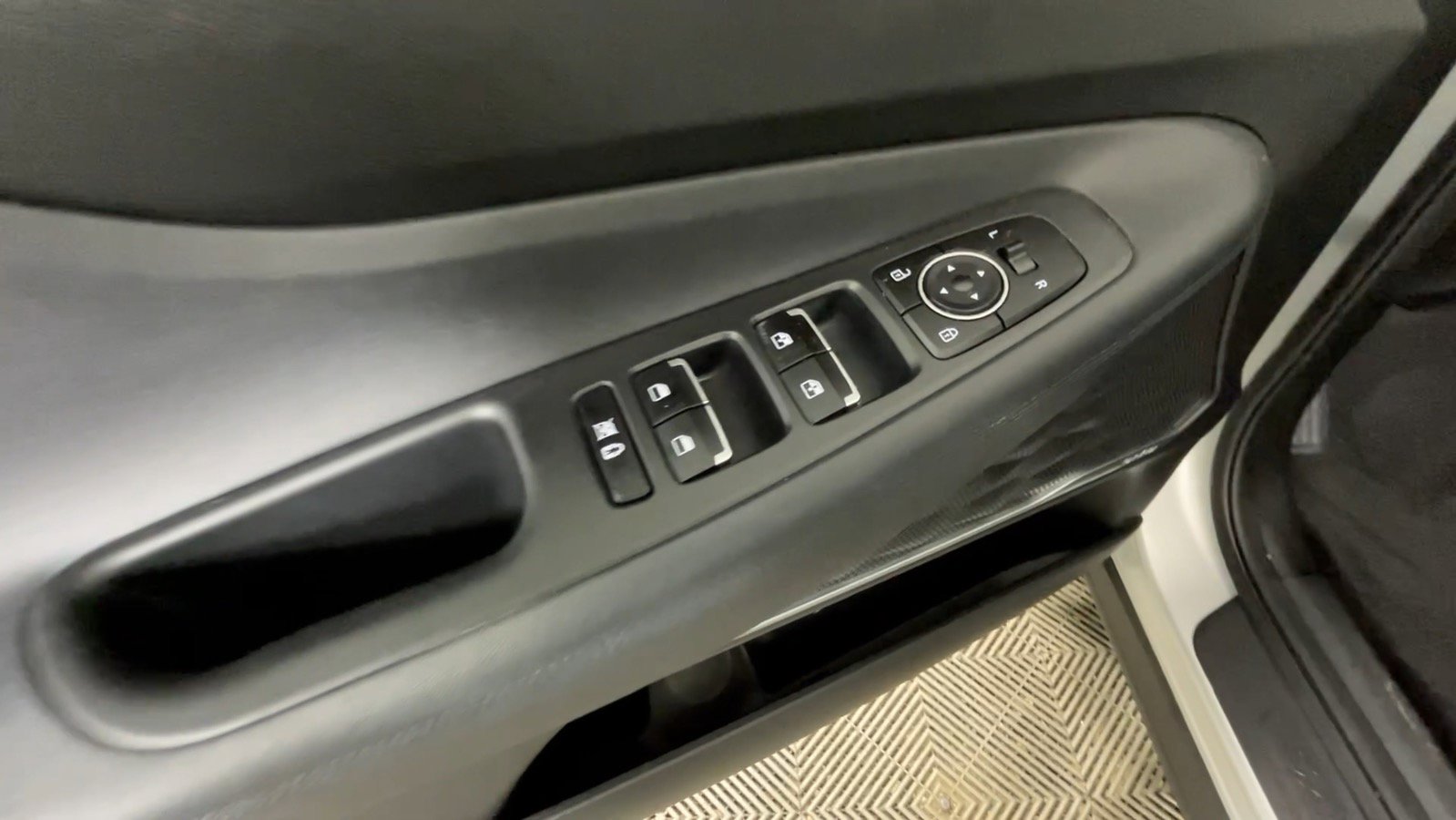 Used 2019 Hyundai Santa Fe SEL FWD image 19
