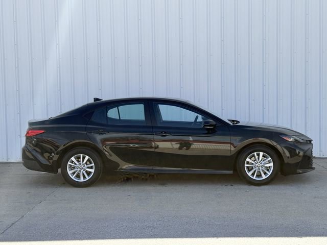 Used 2025 Toyota Camry LE image 3