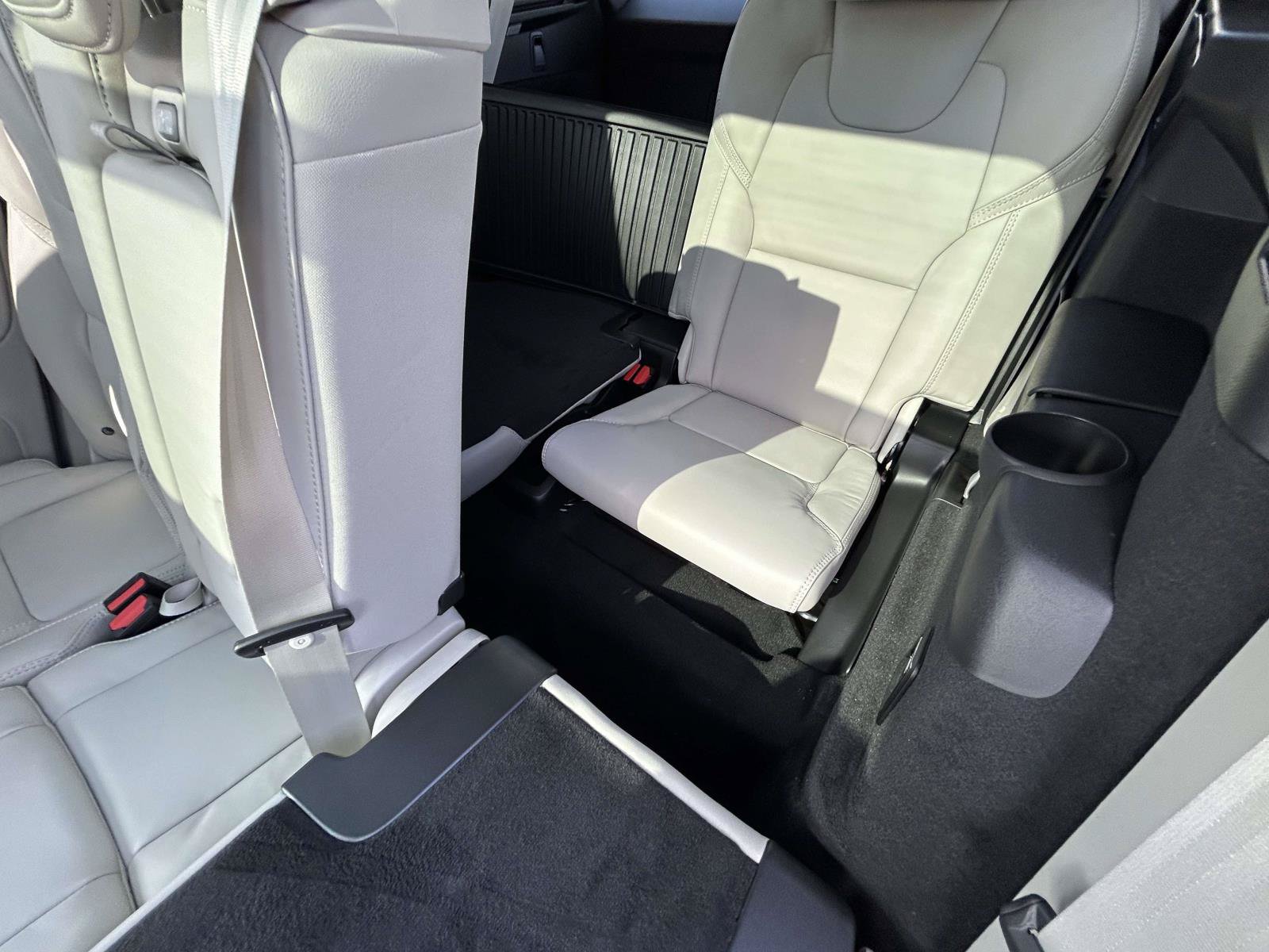 New 2026 Volvo XC90 B5 Ultra w/ Protection Package Premier AWD/4WD image 13