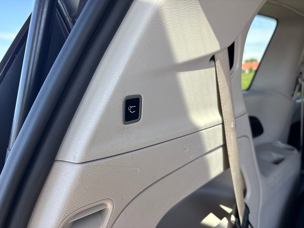 Used 2023 Chrysler Pacifica Touring-L FWD image 9
