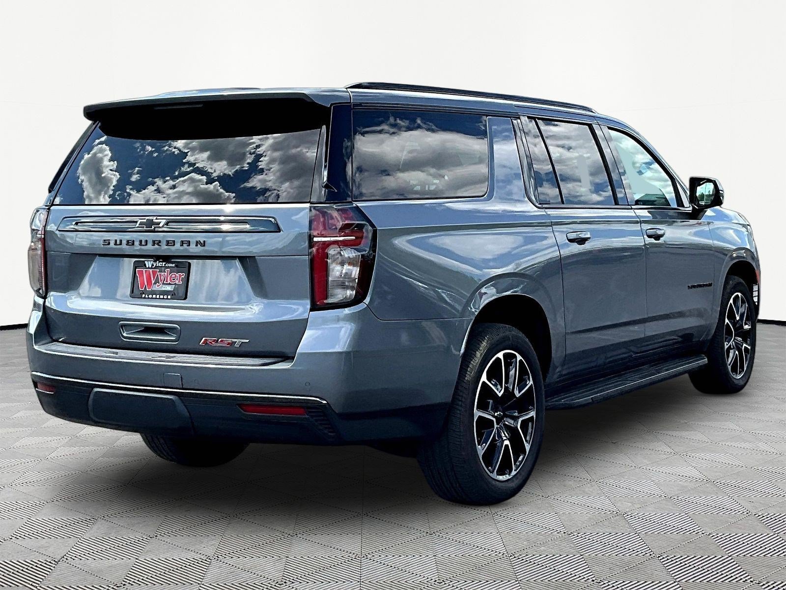 Used 2021 Chevrolet Suburban RST w/ Luxury Package AWD/4WD image 6