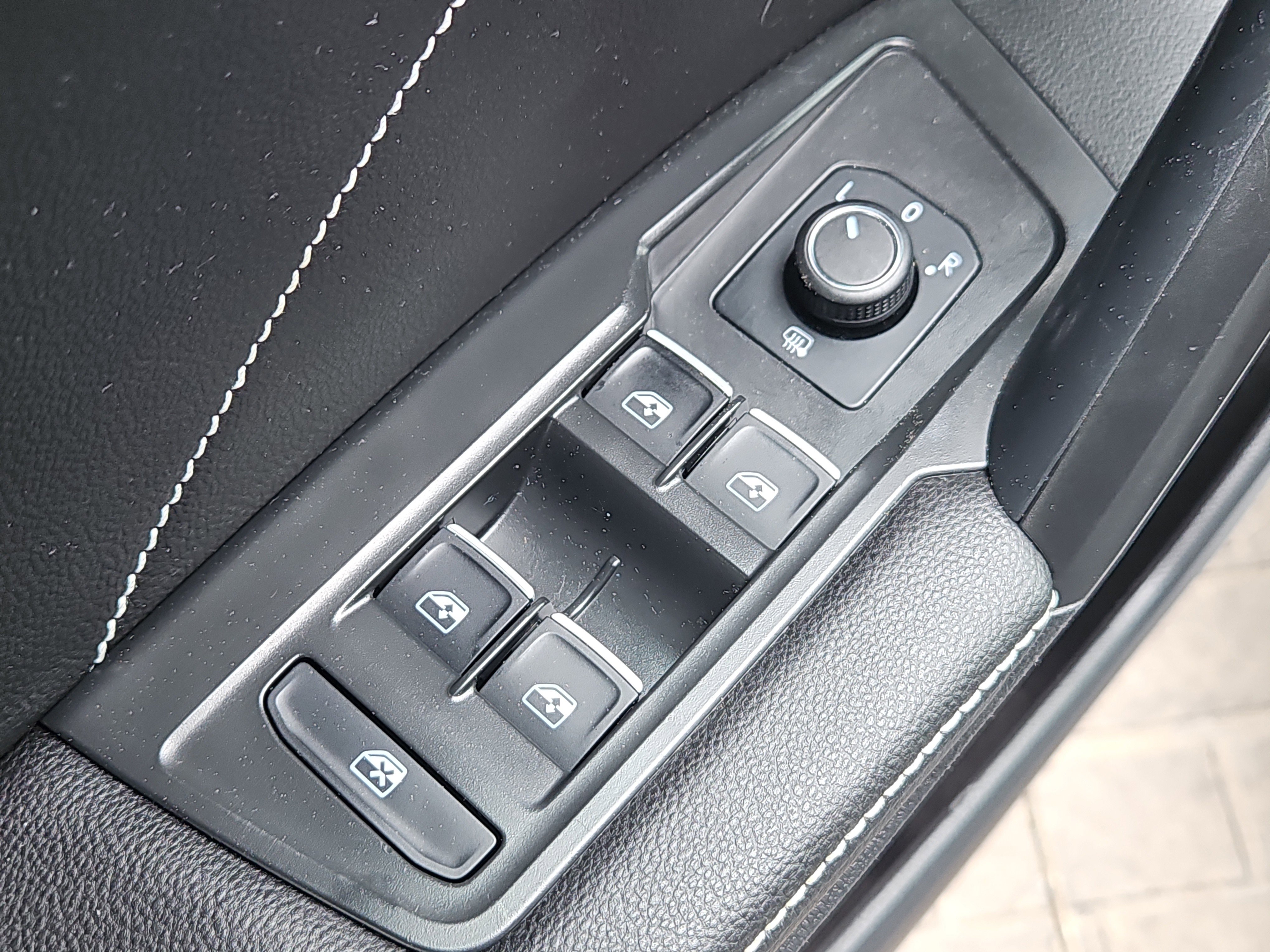 Certified 2023 Volkswagen Tiguan SE R-Line AWD/4WD image 19