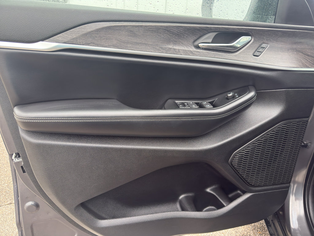 Used 2024 Jeep Grand Cherokee Limited image 13