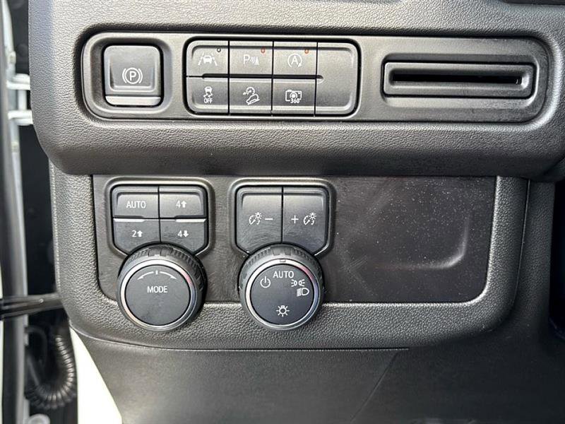 Used 2024 Chevrolet Suburban Z71 w/ Luxury Package image 20